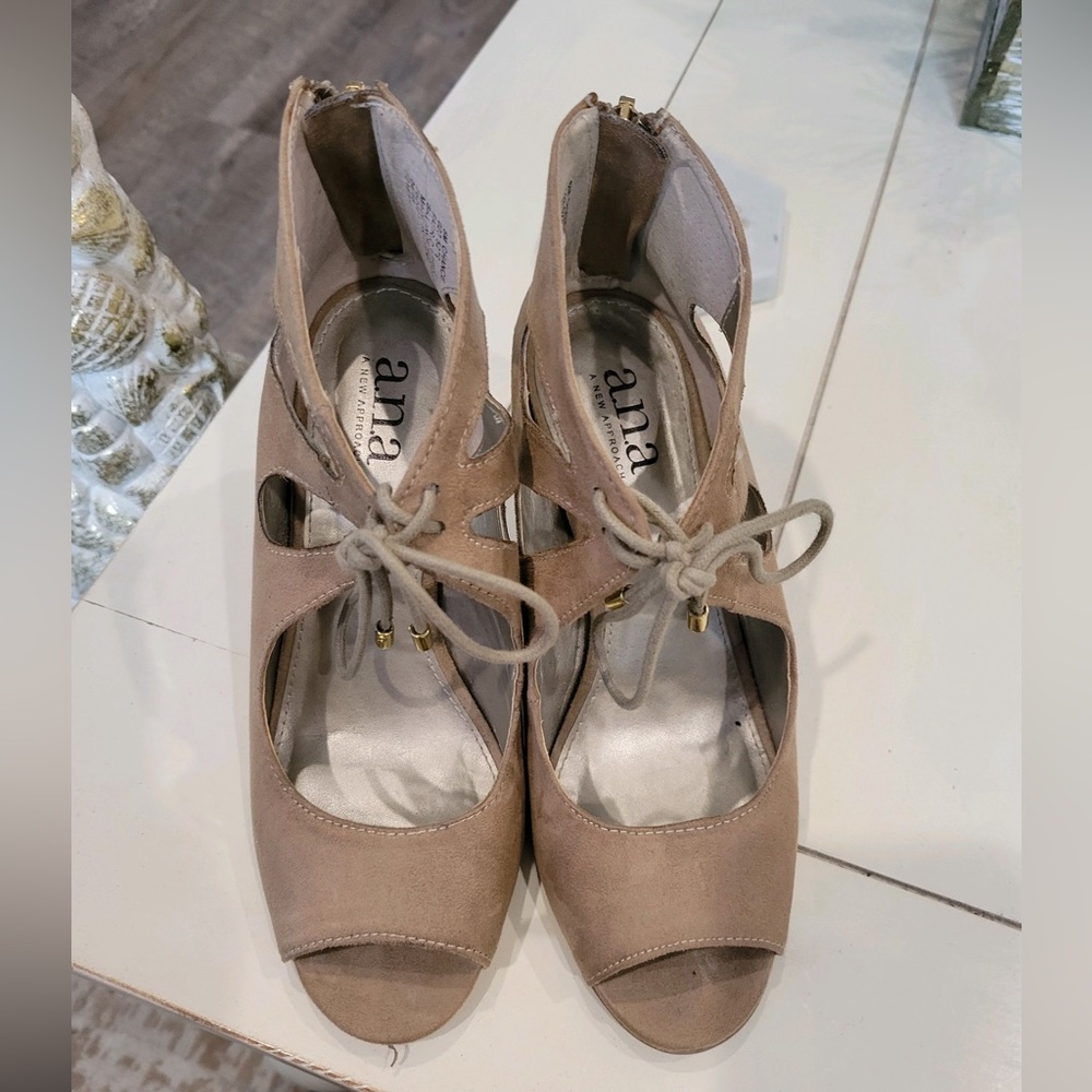 Tan suede heels size 6
